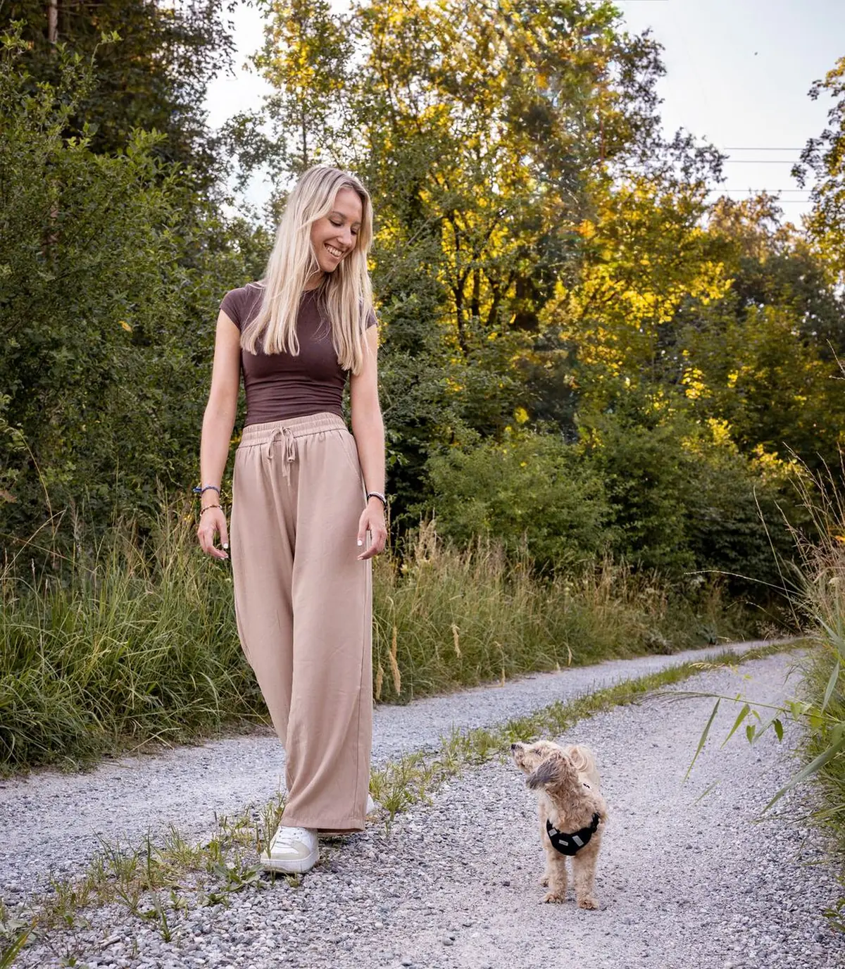 Sophia Franz mit Lilly auf einem Spaziergang